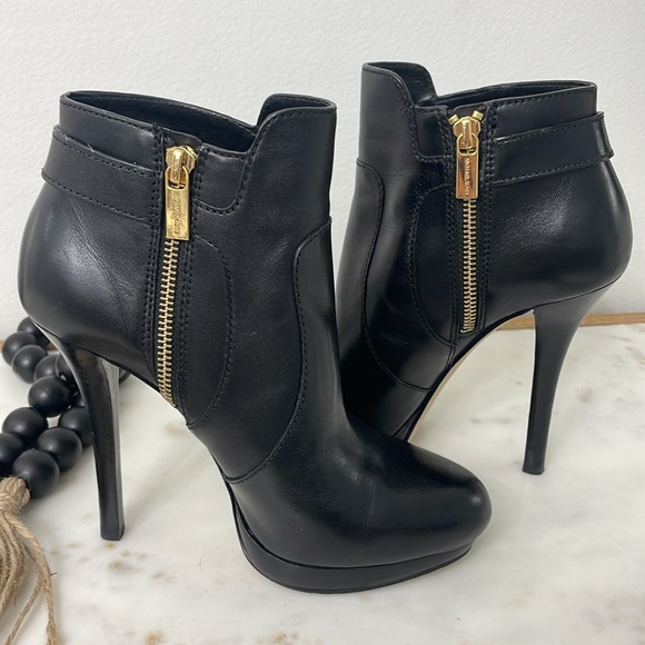 Michael Kors Wyatt Black Leather Ankle Bootie Platform Gold Logo 5" Heel 7 M - Picture 6 of 10